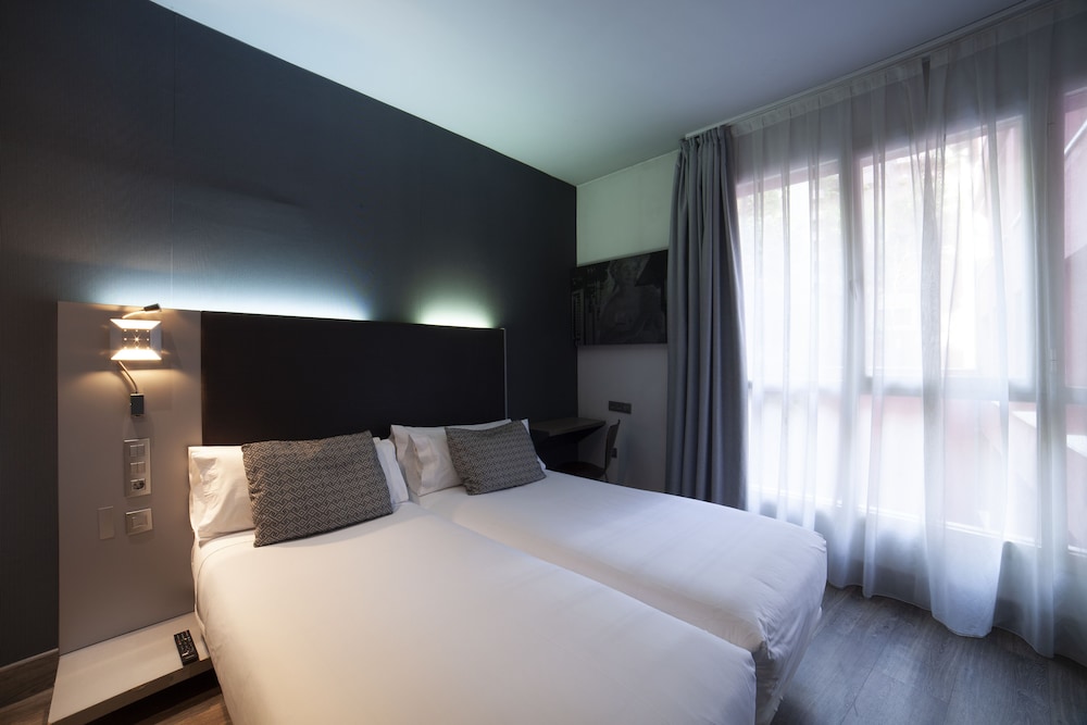 ROOM, QUADRUPLE