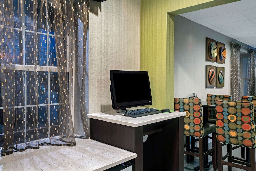 La Quinta Inn & Suites by Wyndham Lebanon 30/37