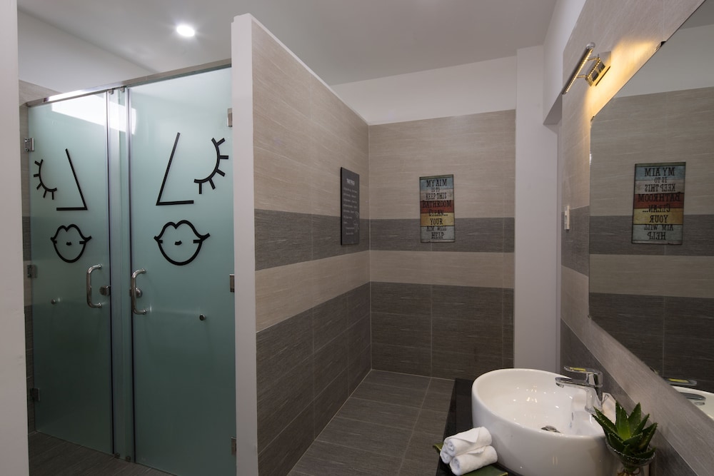 Fedora Hostel 32/35