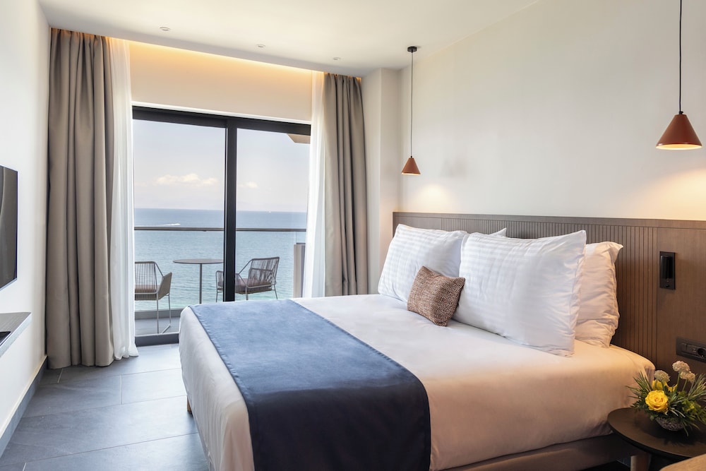 ROOM, DOUBLE BED, SEA FRONT