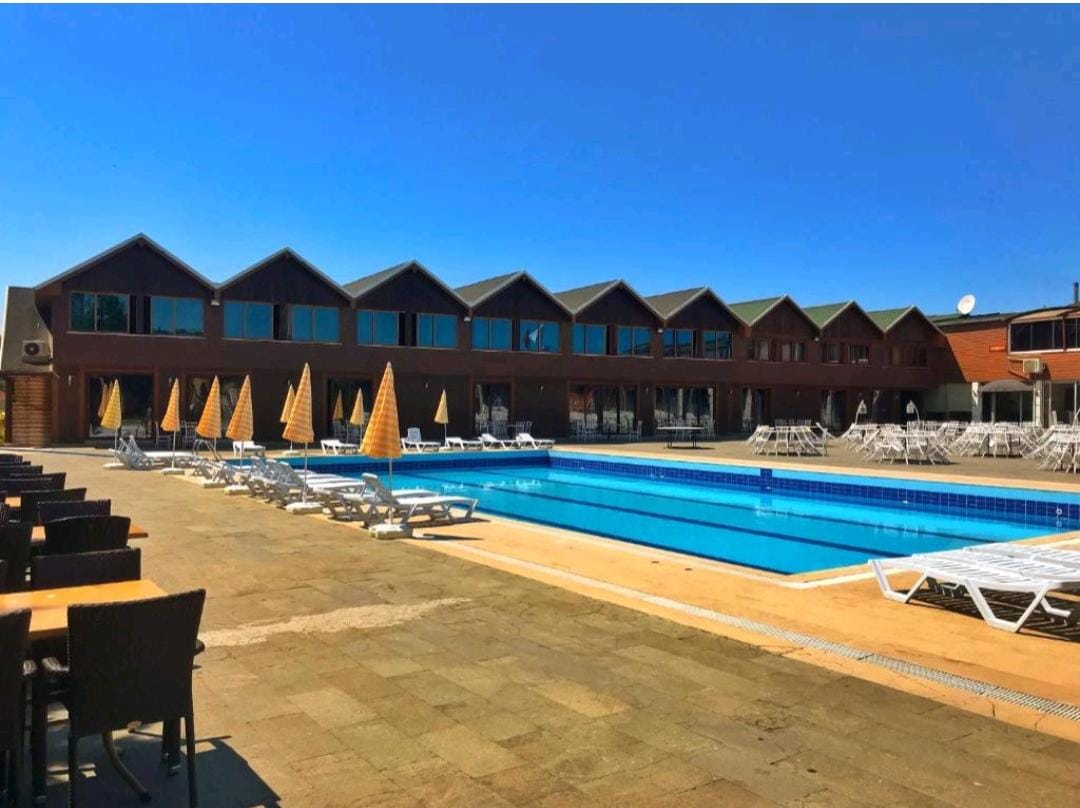 Sandal Hotel 39/45