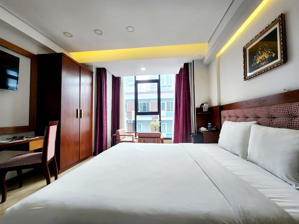 DELUXE, DOUBLE OR TWIN BED, CITY VIEW