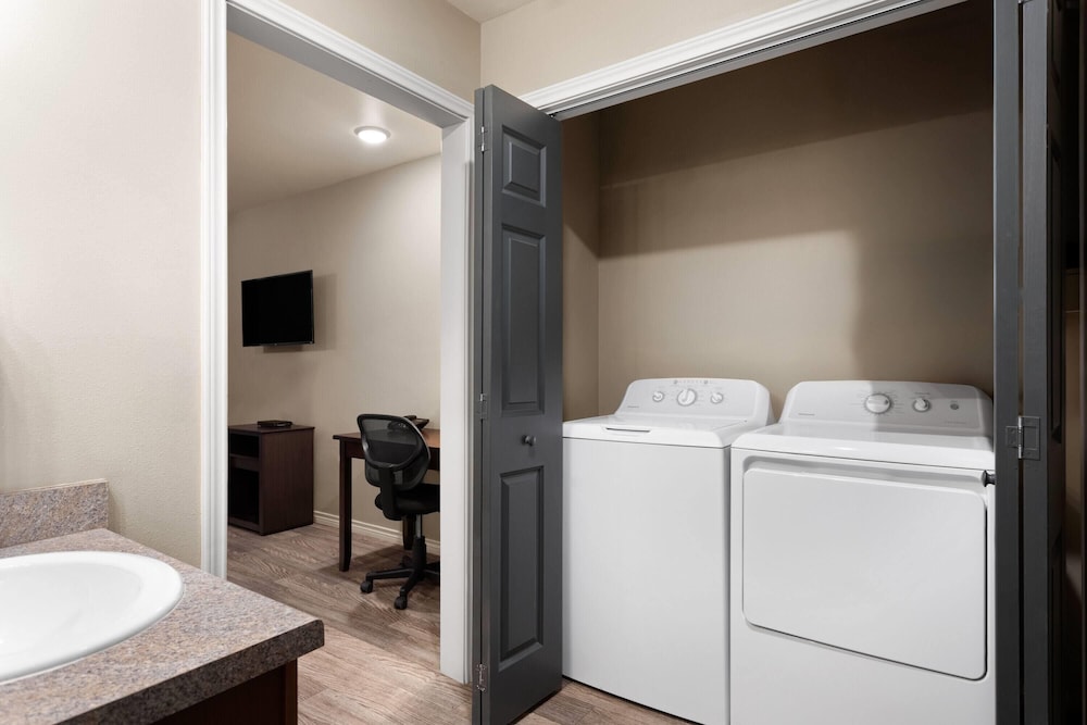 Eagle's Den Suites Andrews a Travelodge by Wyndham 54/55