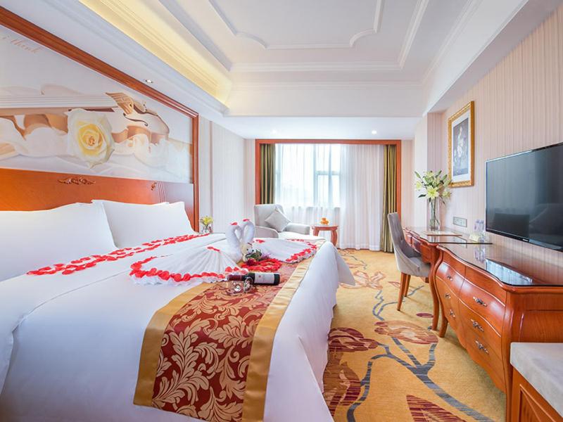 Vienna International Hotel (Shenzhen Bantian Huancheng South Road) 25/35