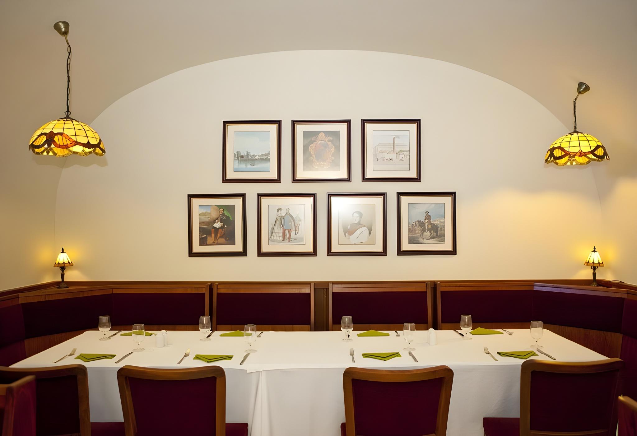 Astoria Hotel and Restaurant 29/41
