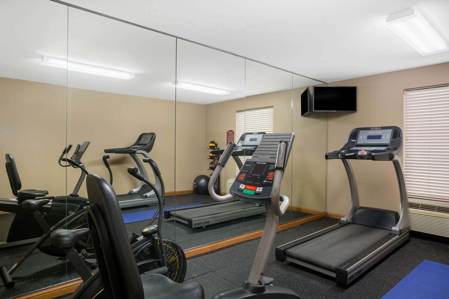 Days Inn & Suites by Wyndham Cuba 5/16