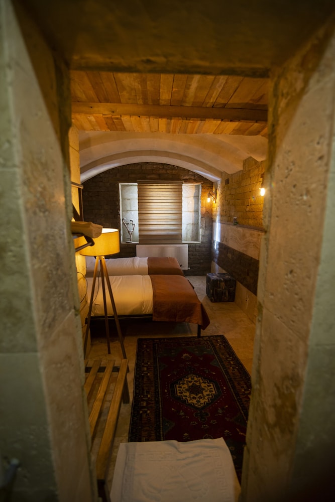 The Cave House 22/38