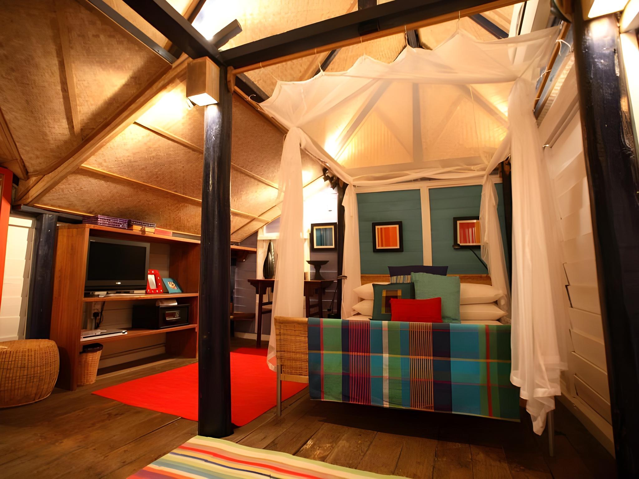 Blue, Ginger, Villa
