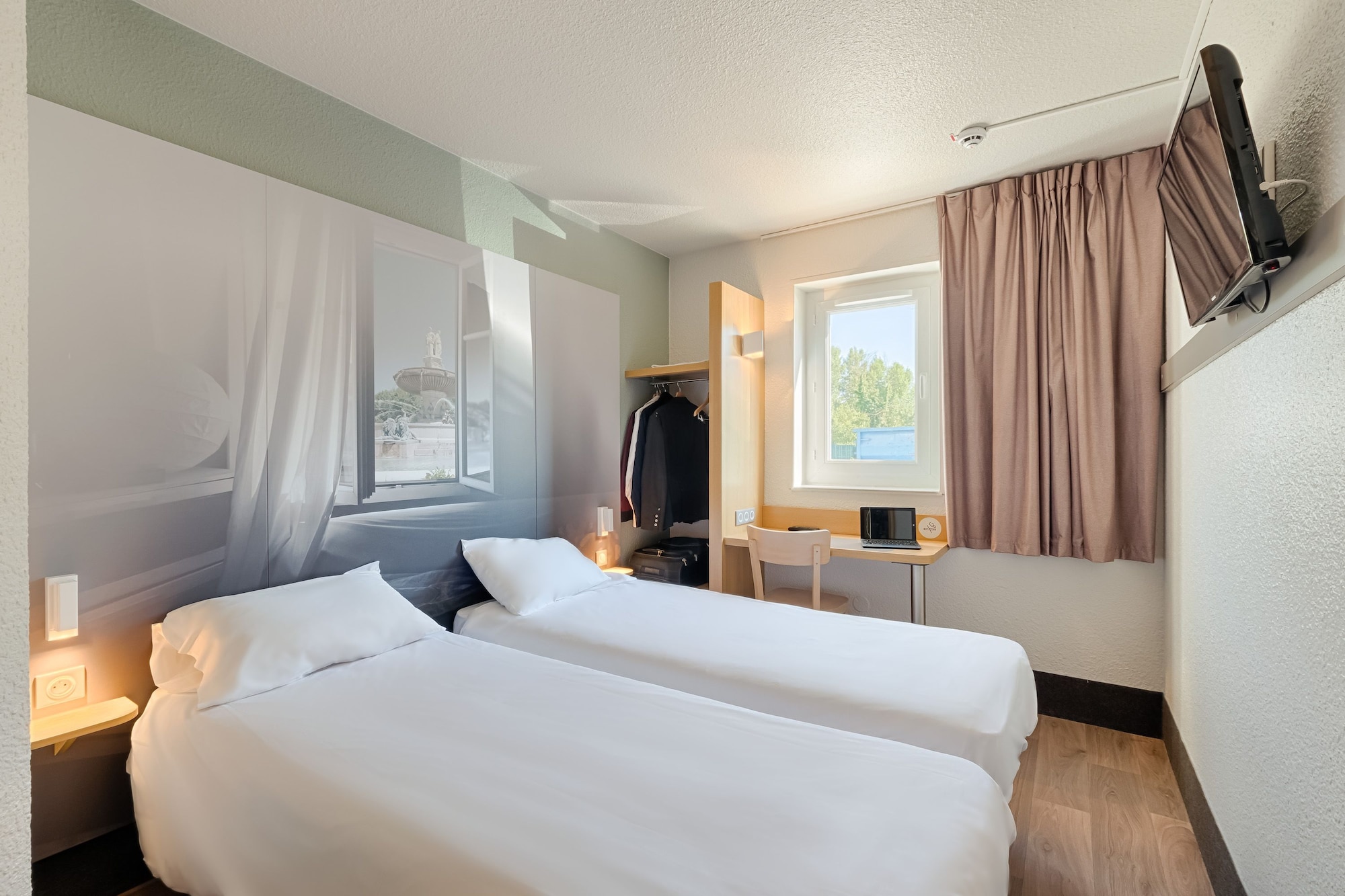 ROOM, TWIN BEDS