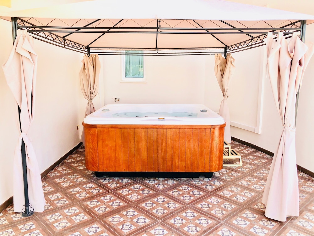 Flamingo Suites 3/50