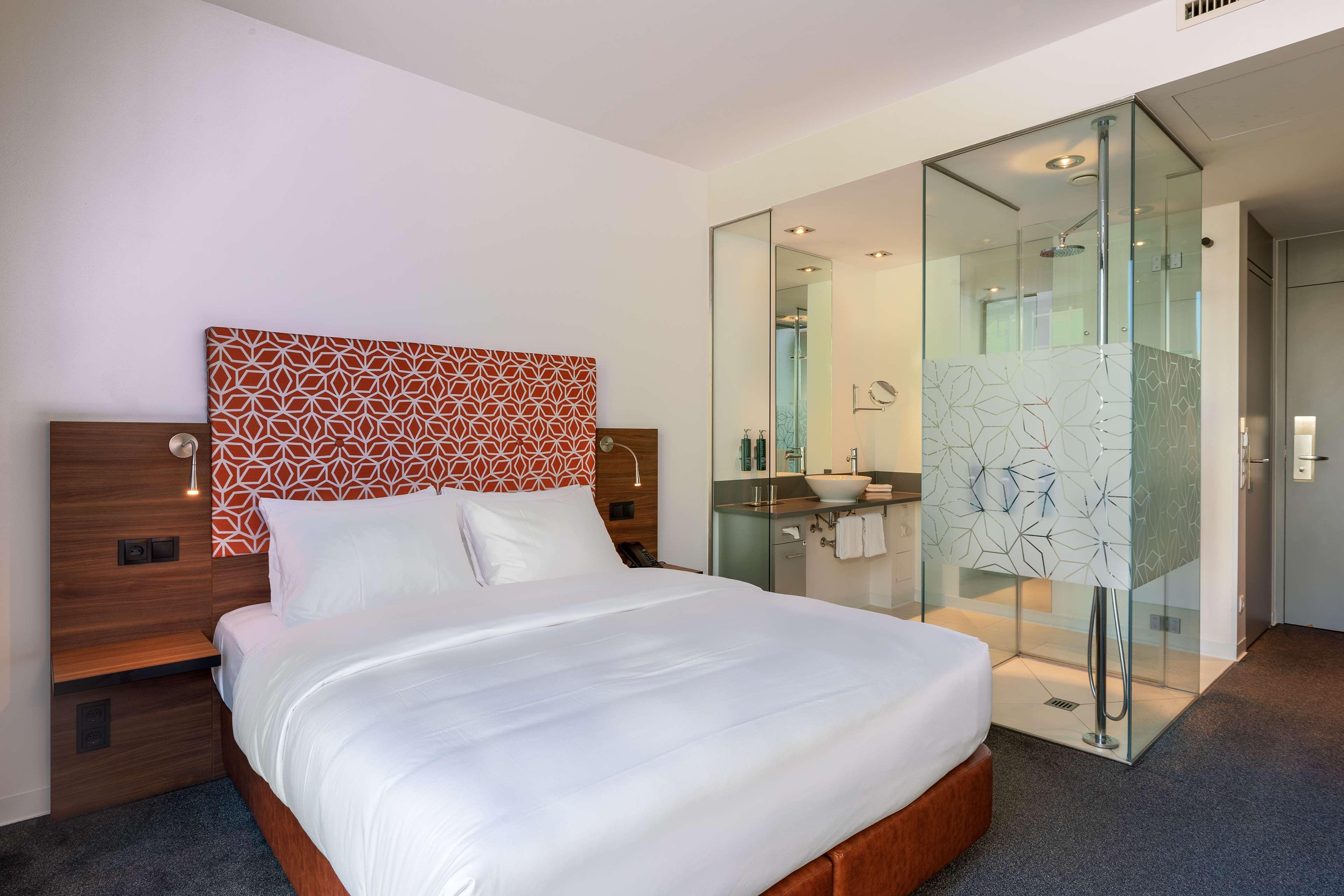 GUEST ROOM, QUEEN BED