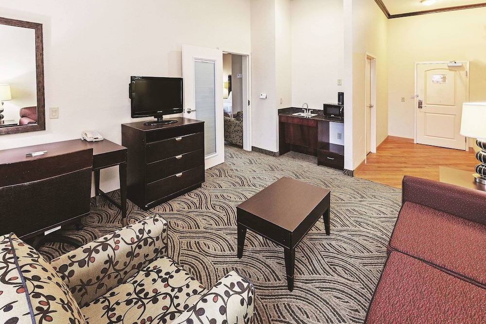 La Quinta Inn and Suites by Wyndham Ft. Worth - Burleson 35/53