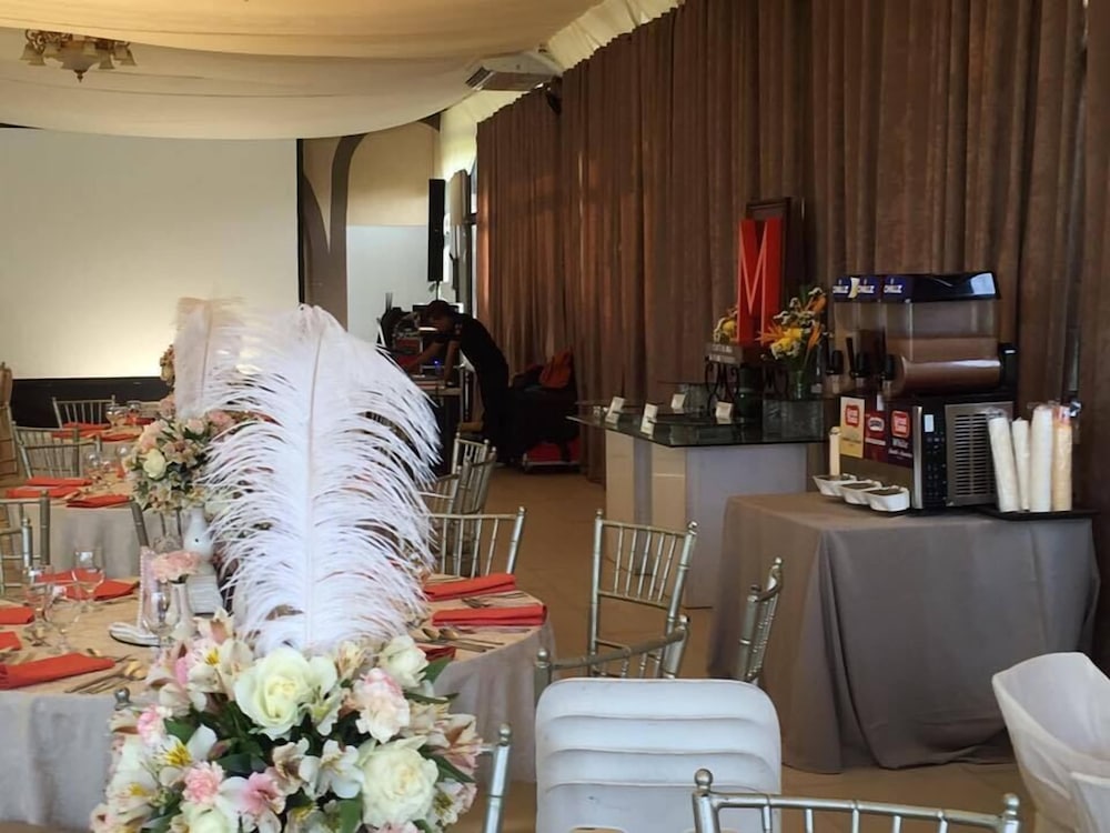 The Q Hotel Restaurant 38/64