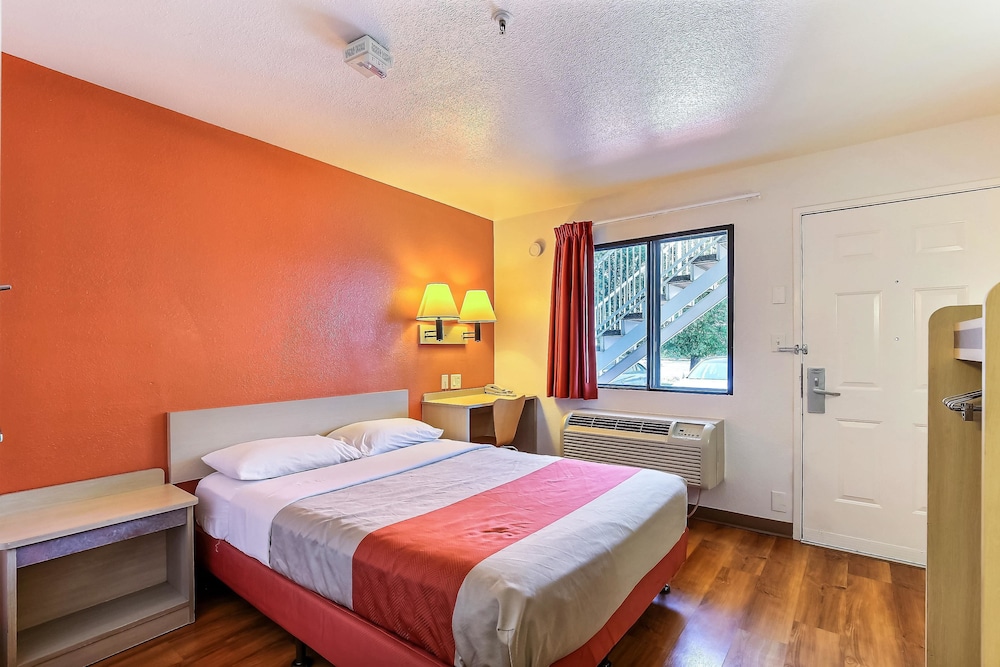 Motel6 Pinole, CA 18/40