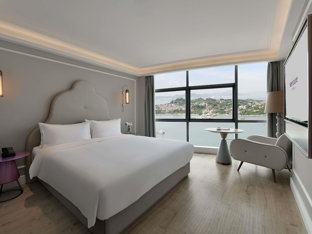 DELUXE, KING BED