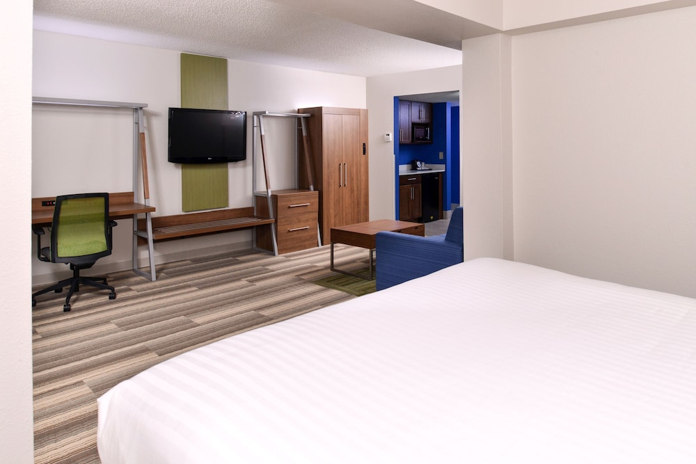 Holiday Inn Express Suites Raleigh Ne Medical Ctr Area 17/74