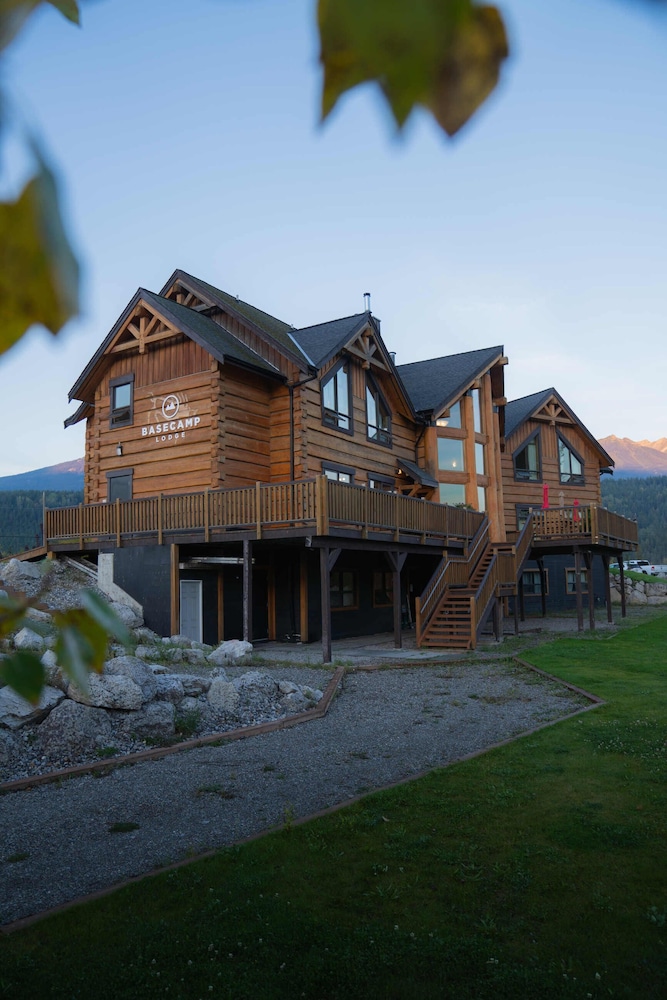 Basecamp Lodge Golden — photo 3