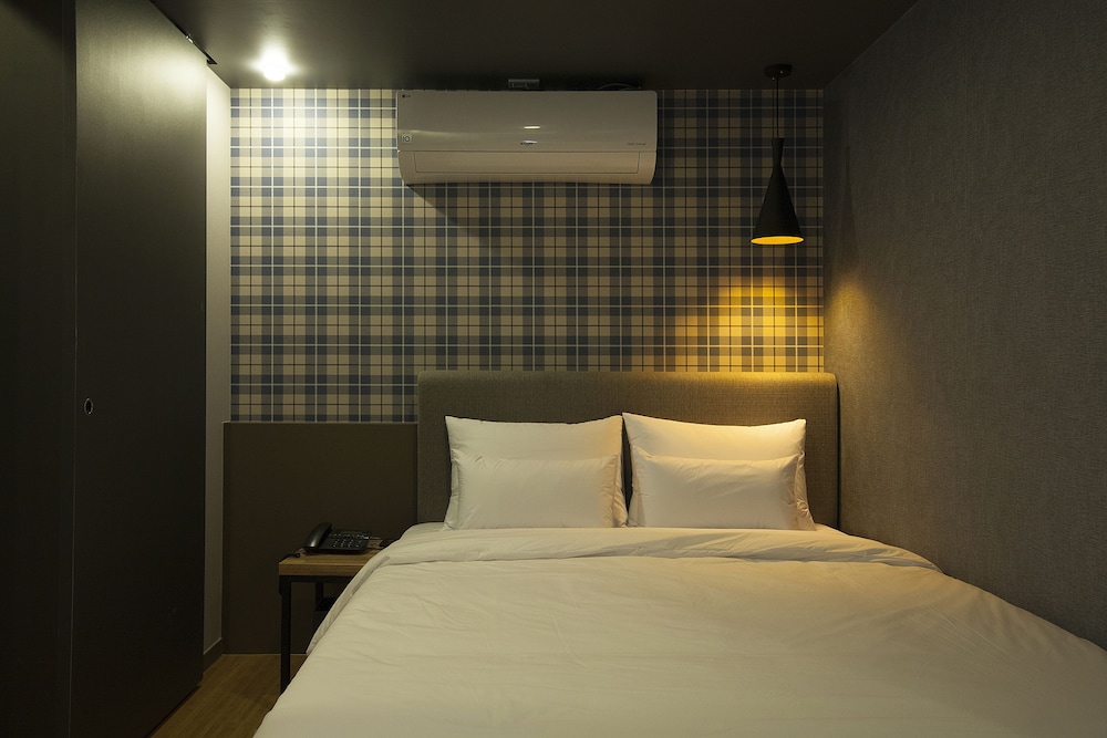 Hotel Gray 7/35