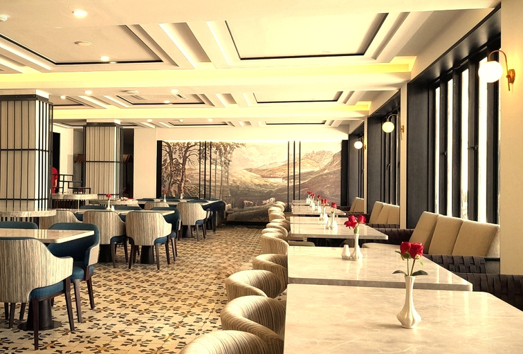 Three R Hotel 7/11