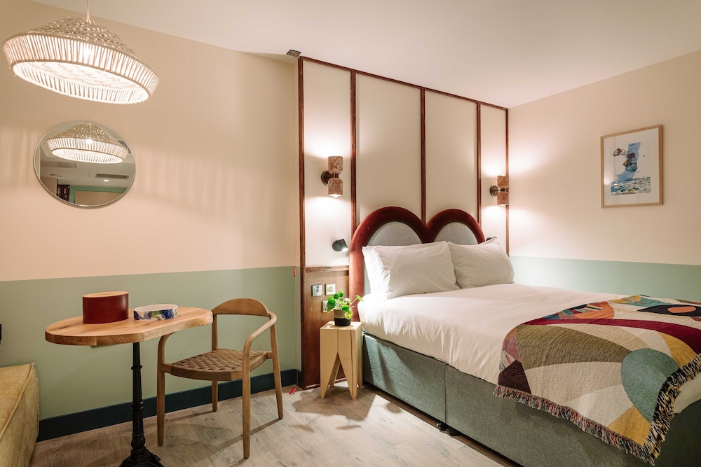 Studio, King Bed, No Window