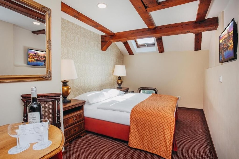 ROOM, SINGLE