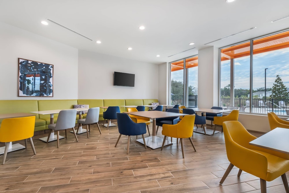 Comfort Inn & Suites Orlando Sanford Airport 39/54