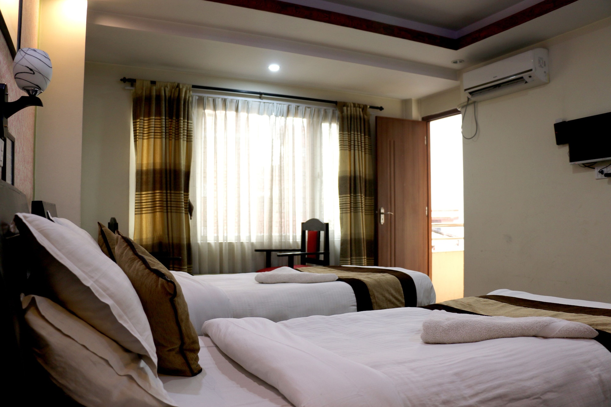DELUXE, TWIN BEDS