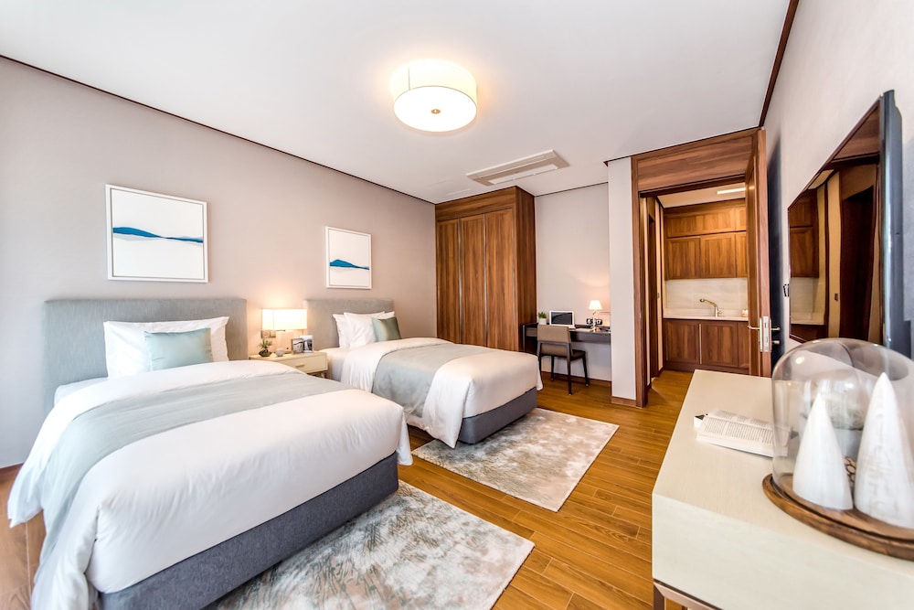 Camphortree Hotel And Resort 11/60