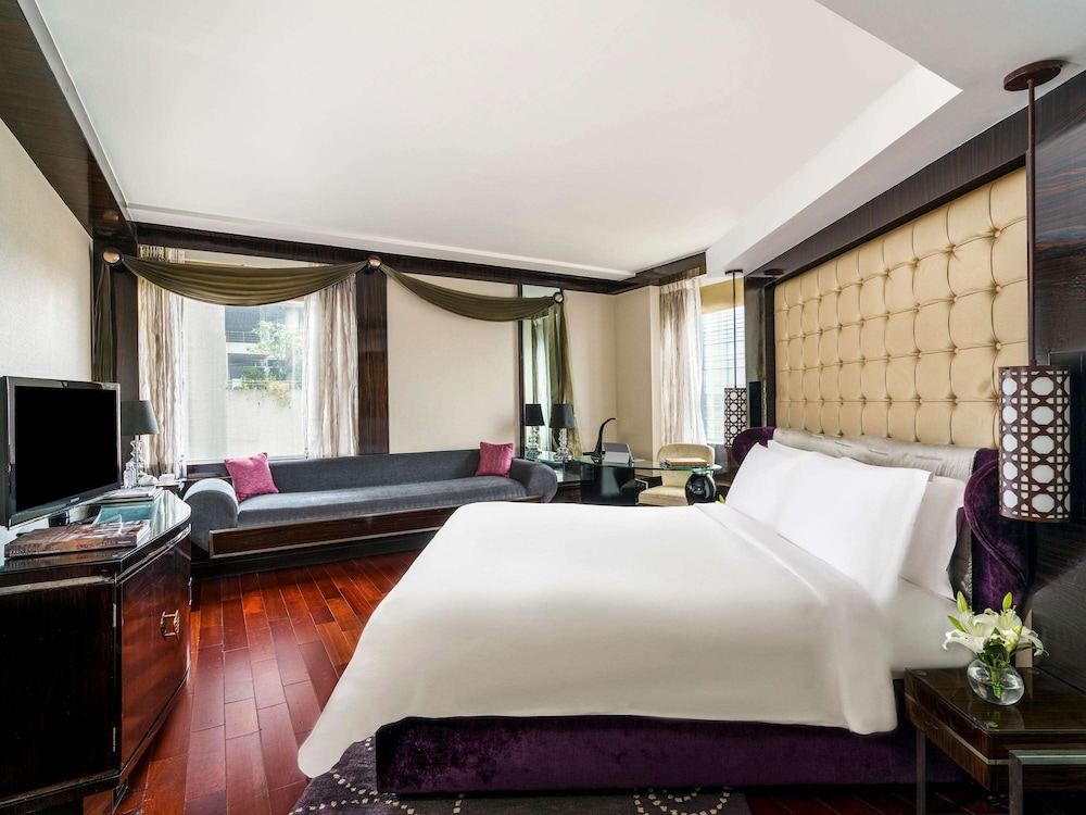 JUNIOR SUITE, KING BED