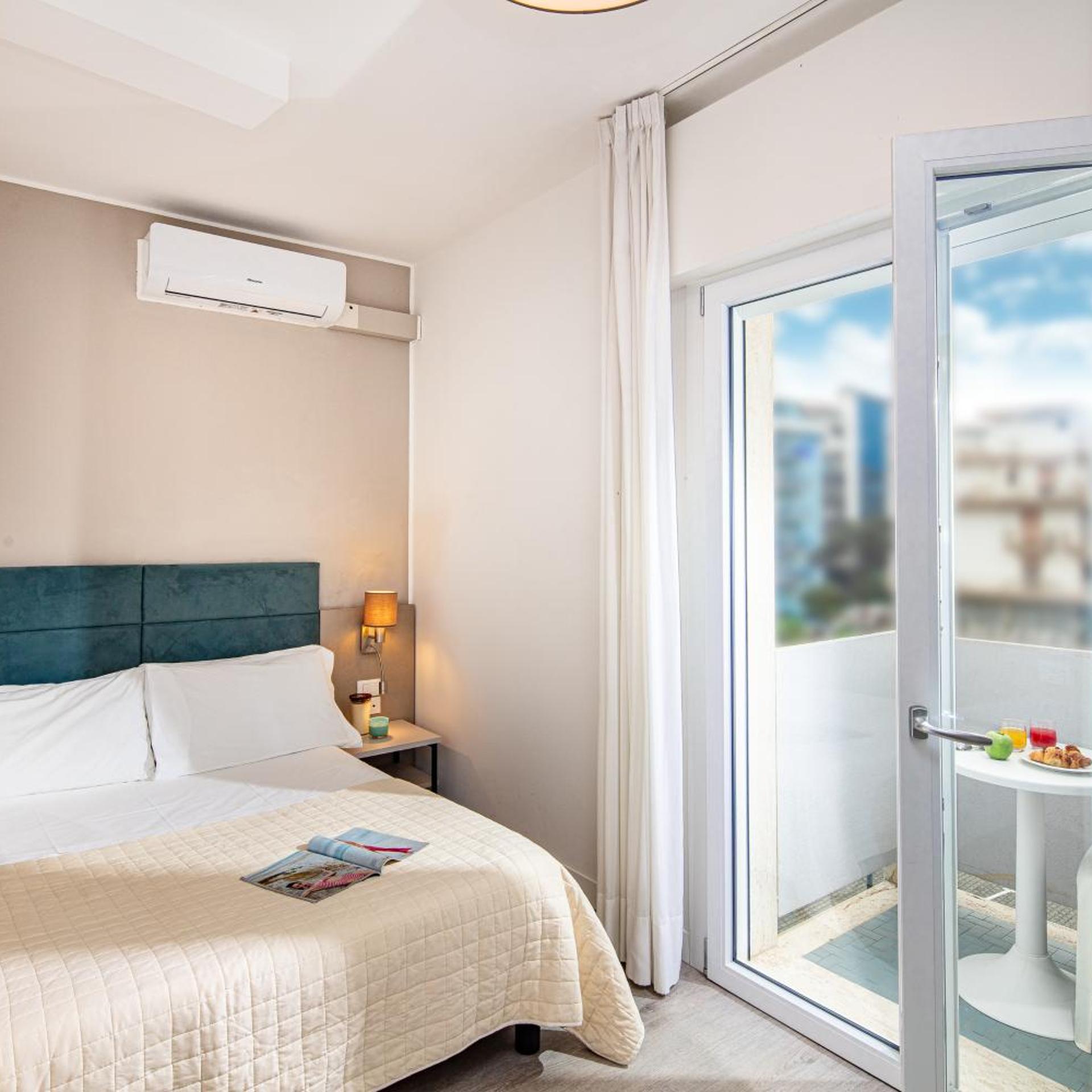 ROOM, DOUBLE BED