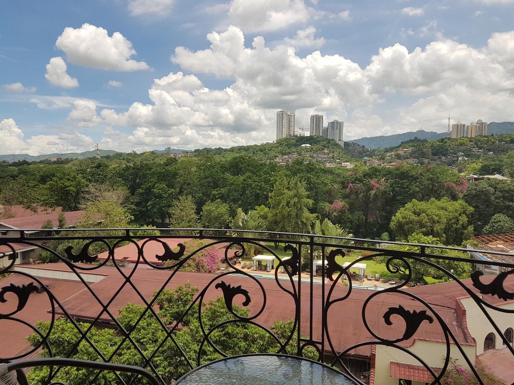 Sophia Suites Residence Hotel 35/45