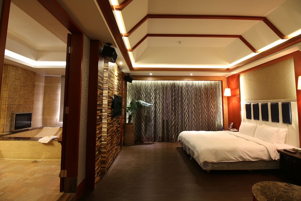 Seasons Boutique Motel 9/54