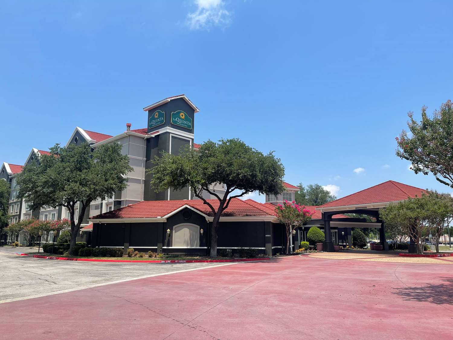 La Quinta Inn & Suites by Wyndham Dallas Arlington South 9/66