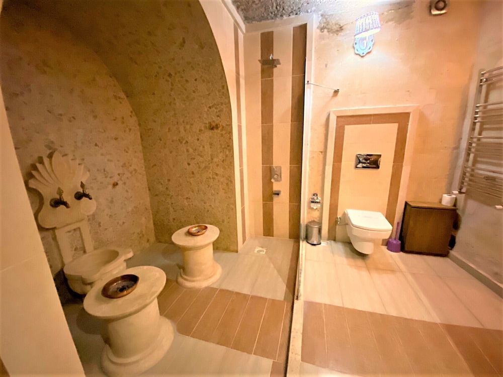 CAVE, JUNIOR SUITE