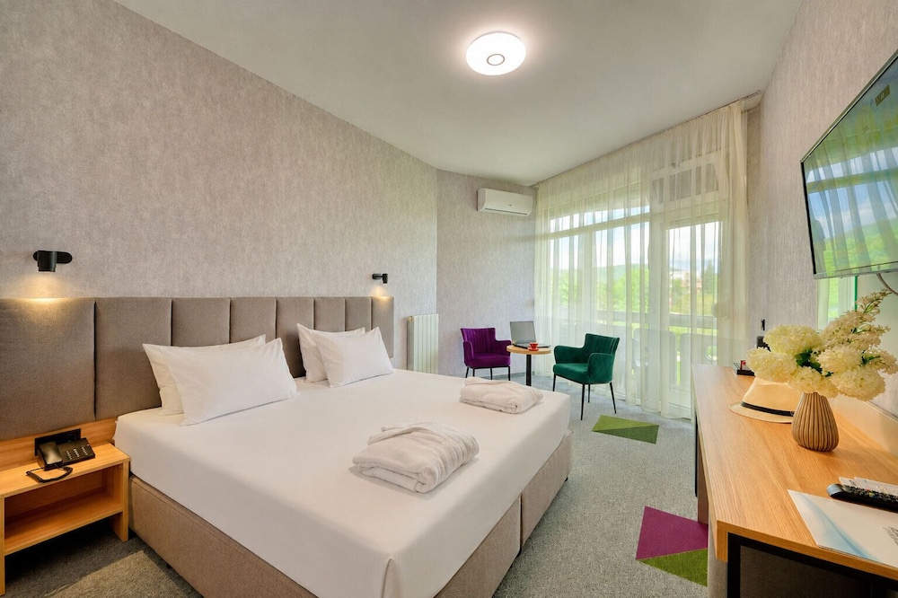 Room, Twin Beds, Building 2