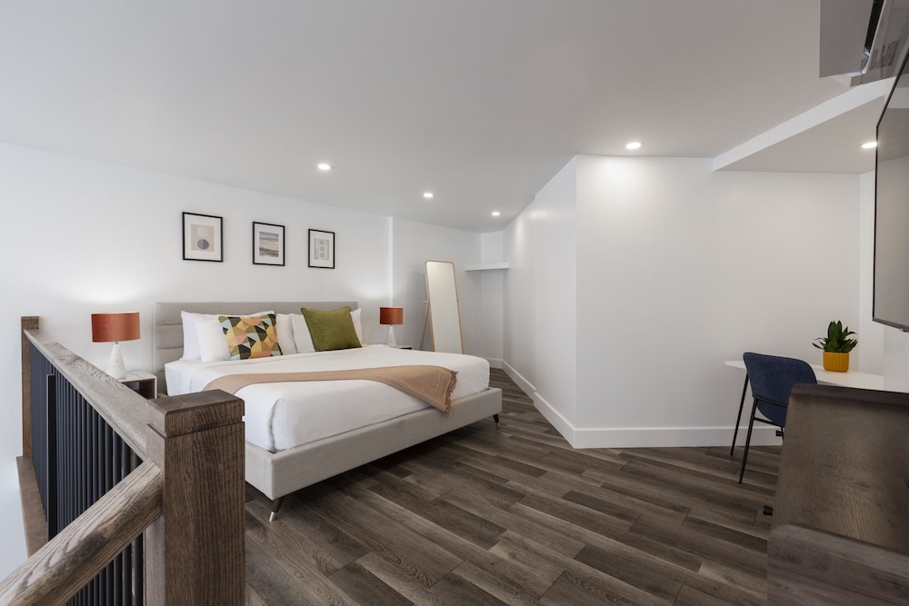 LOFT, SUITE, KING BED, SOFA