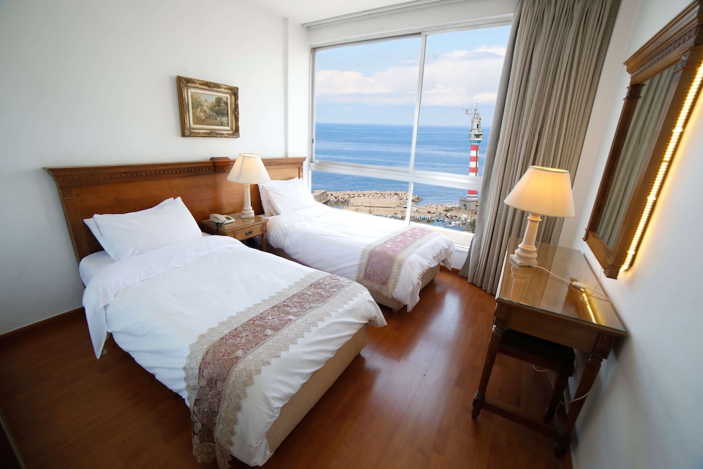 Holiday Home Suites 18/48