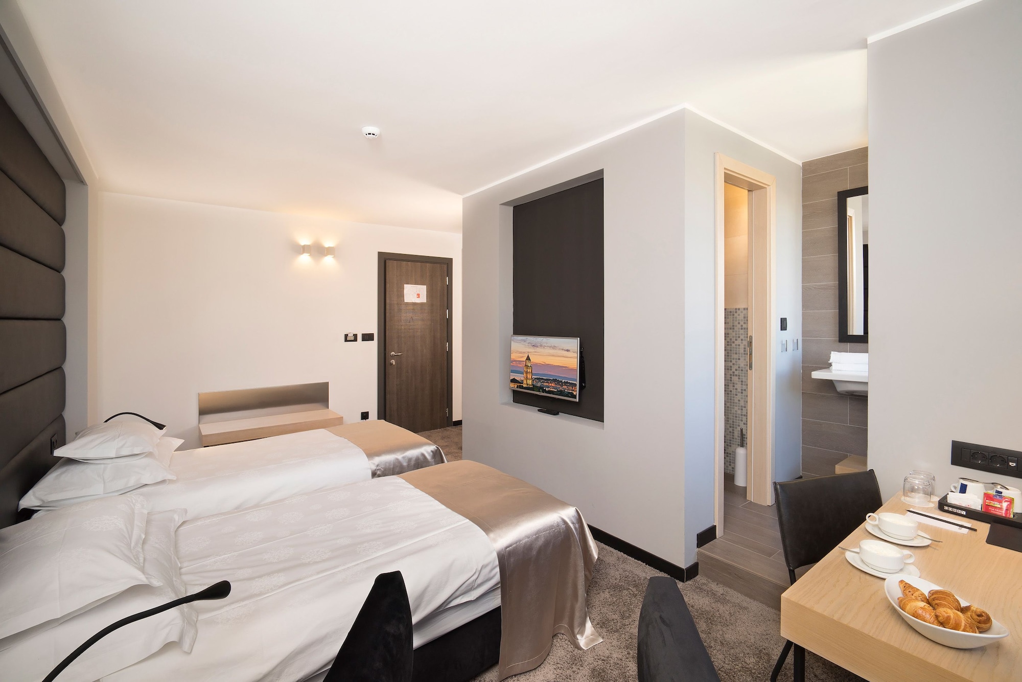 SUPERIOR, TWIN BEDS, CITY VIEW