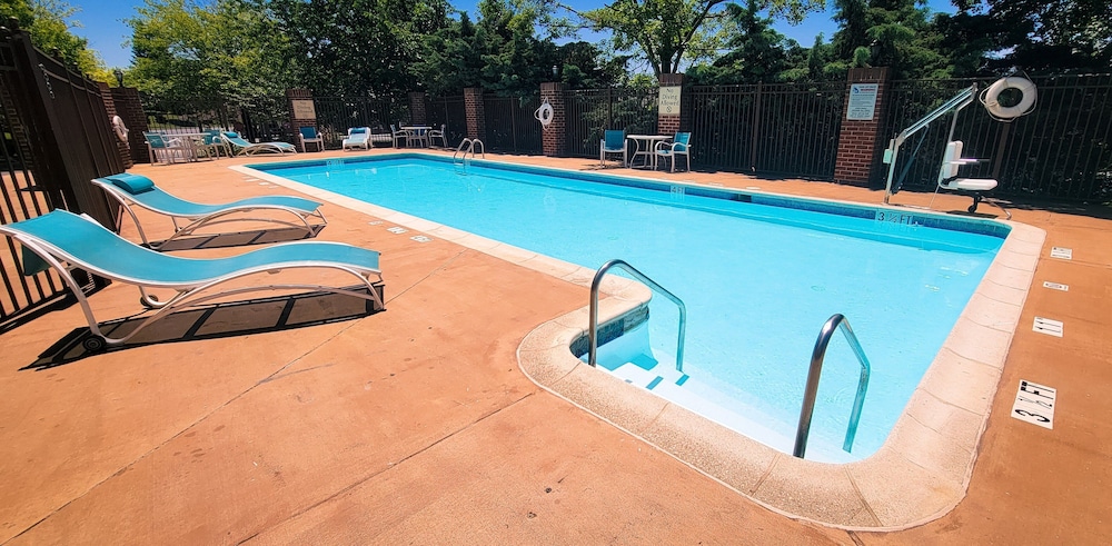 Holiday Inn Express Harrisburg East 4/71