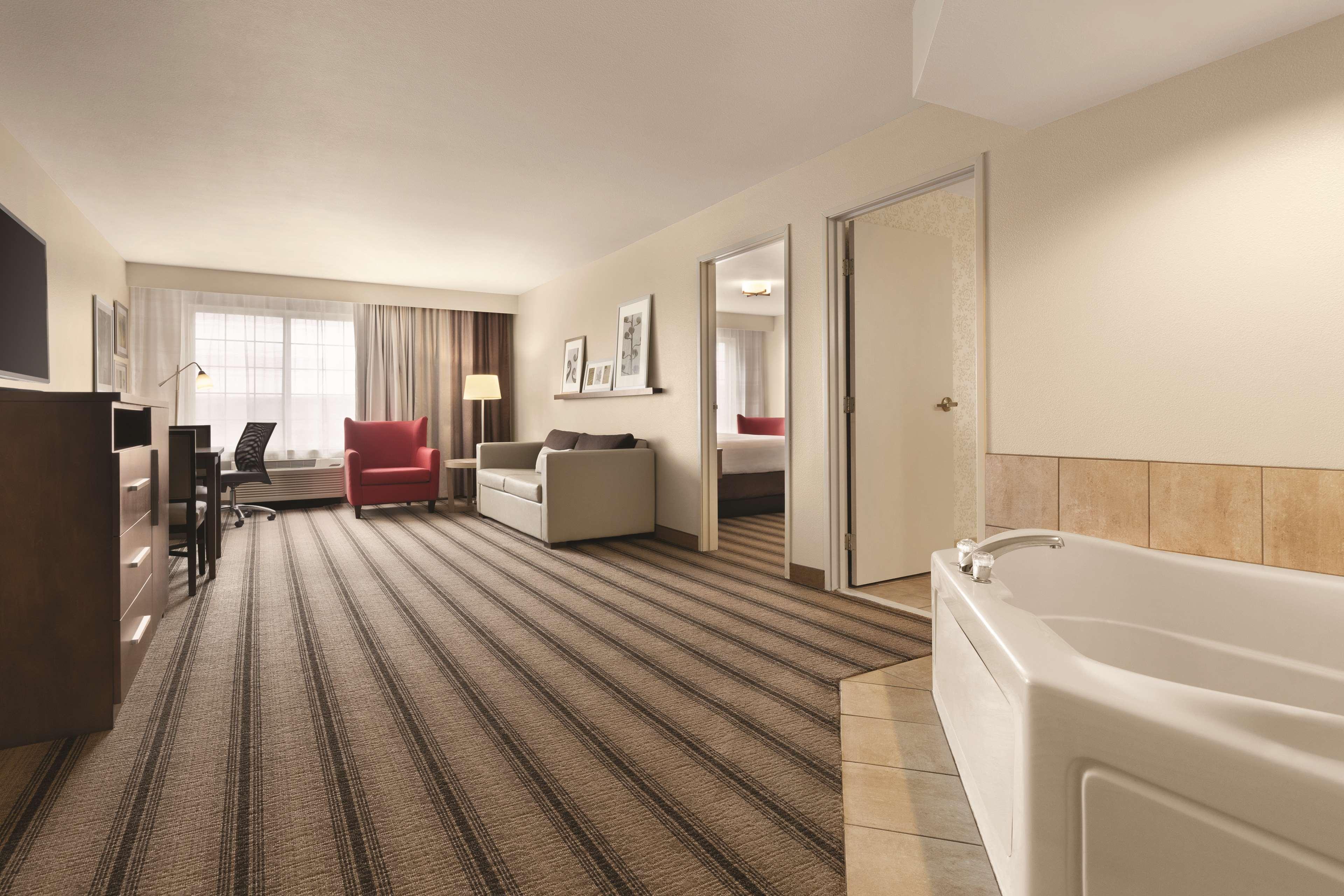 SUITE, KING BED, ACCESSIBLE