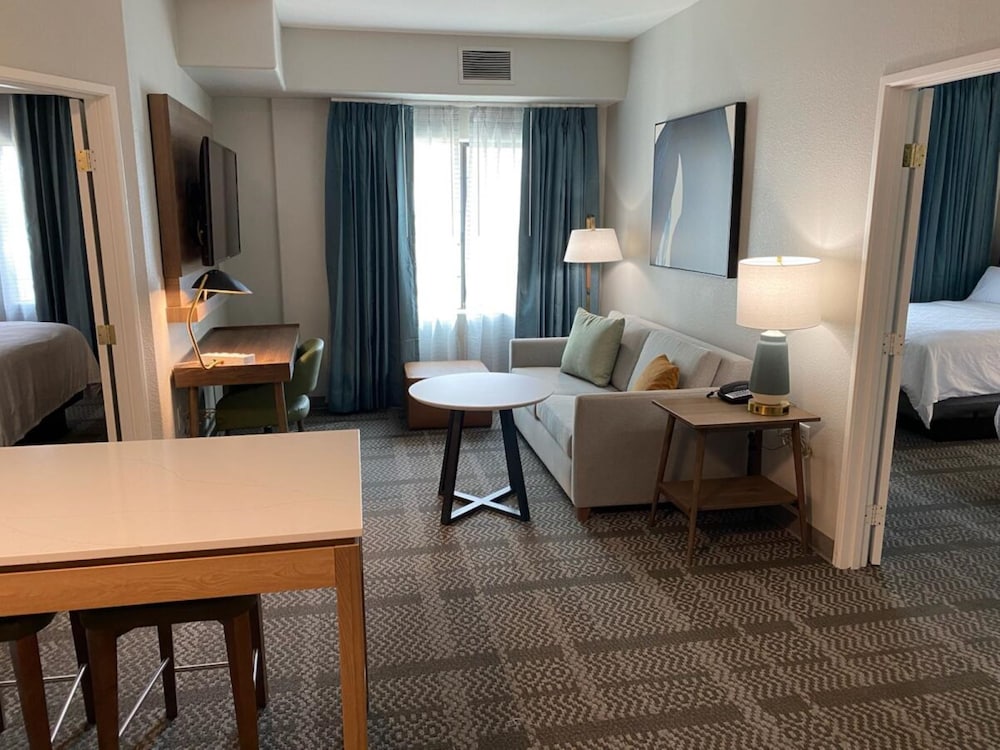 غرفة بسرير كينج وسريرين كوين بغرفتي نوم بمطبخ لذوي الإعاقة، Staybridge Suites Phoenix-Glendale 3/4