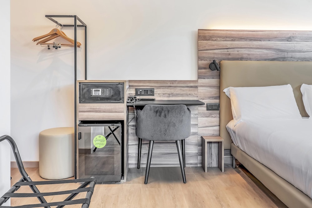 Standard, Triple, 1 Queen and 1 Single Bed, B&B HOTEL Prato City Center 3/6