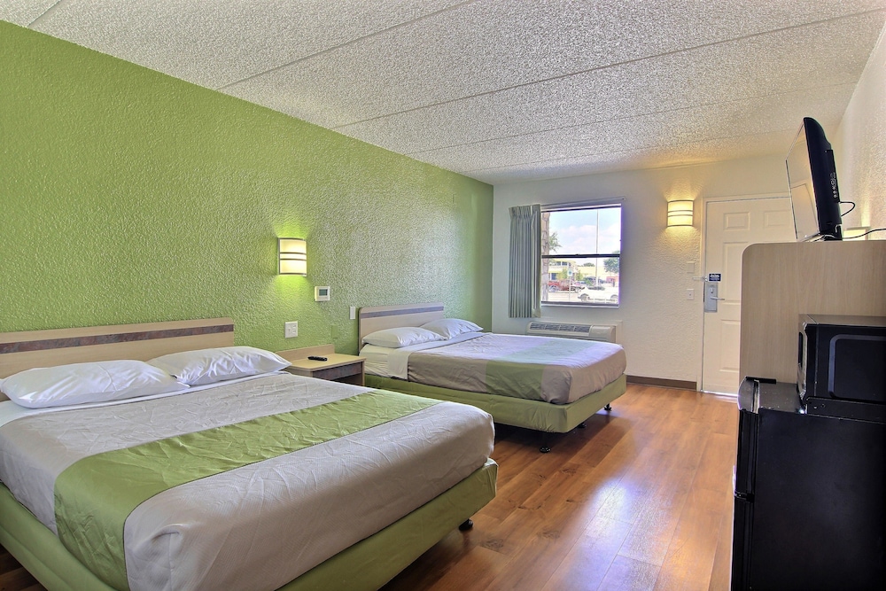 Motel6 Austin, TX - Central Downtown UT 10/53