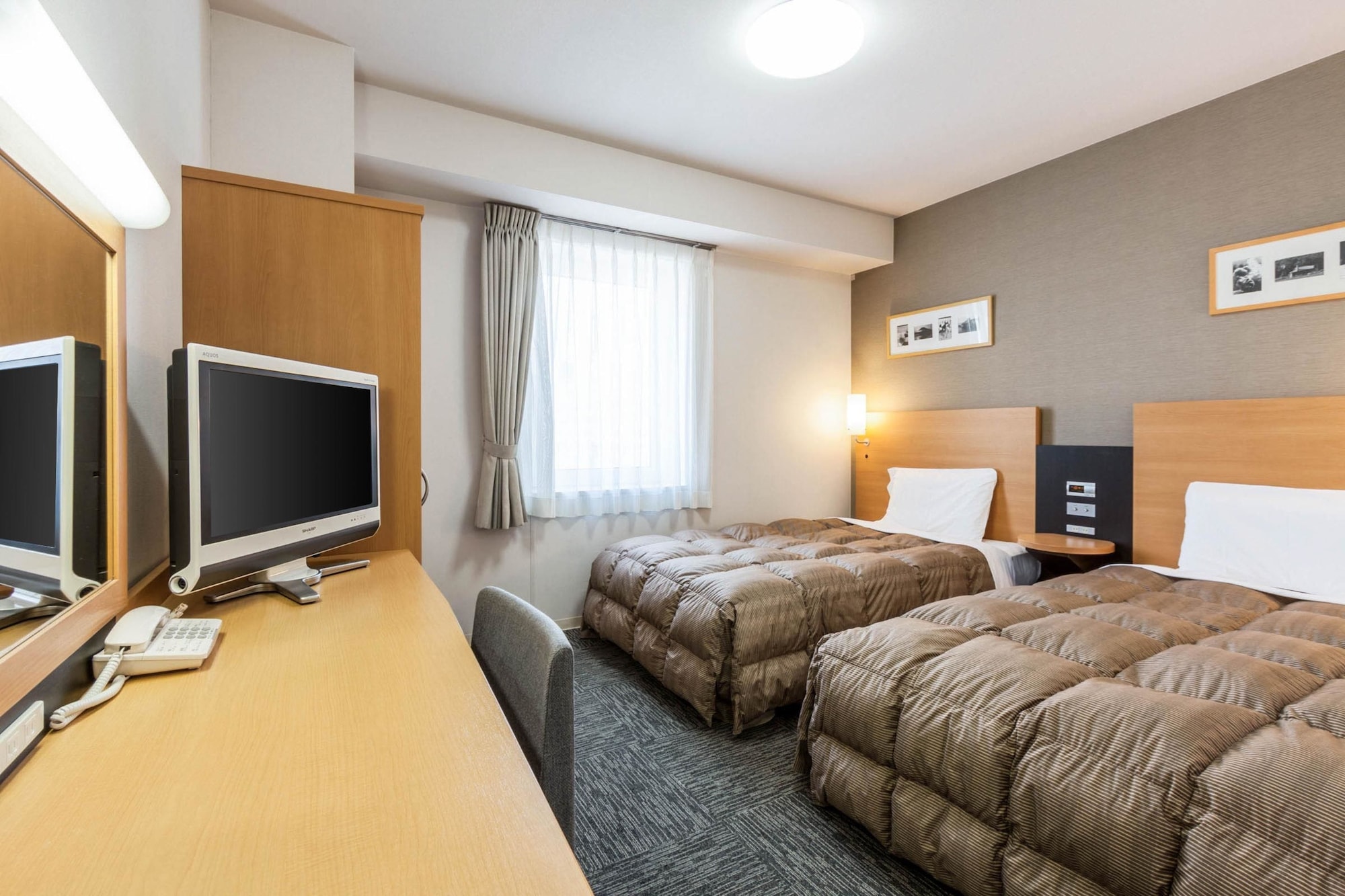 ROOM, TWIN BEDS