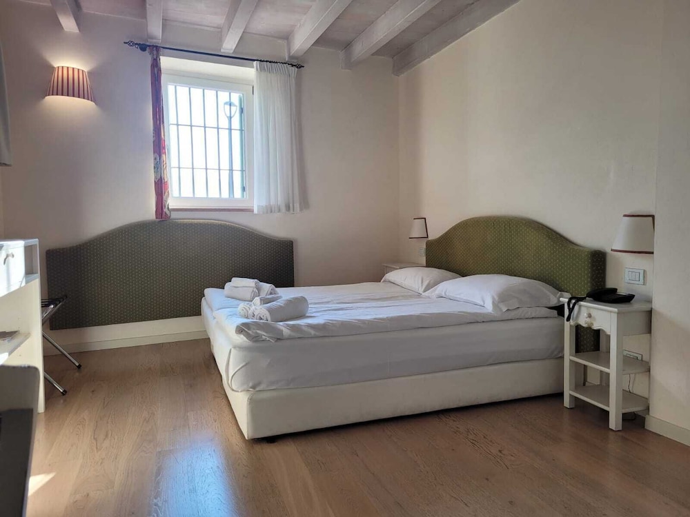 ECONOMY, DOUBLE OR TWIN BED