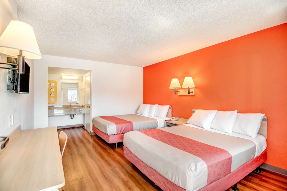 Motel6 Stockton, CA - North 24/46