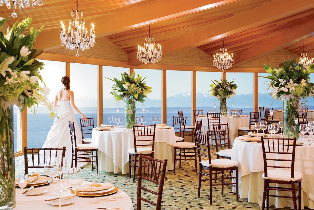 The Edgewater Hotel 26/50