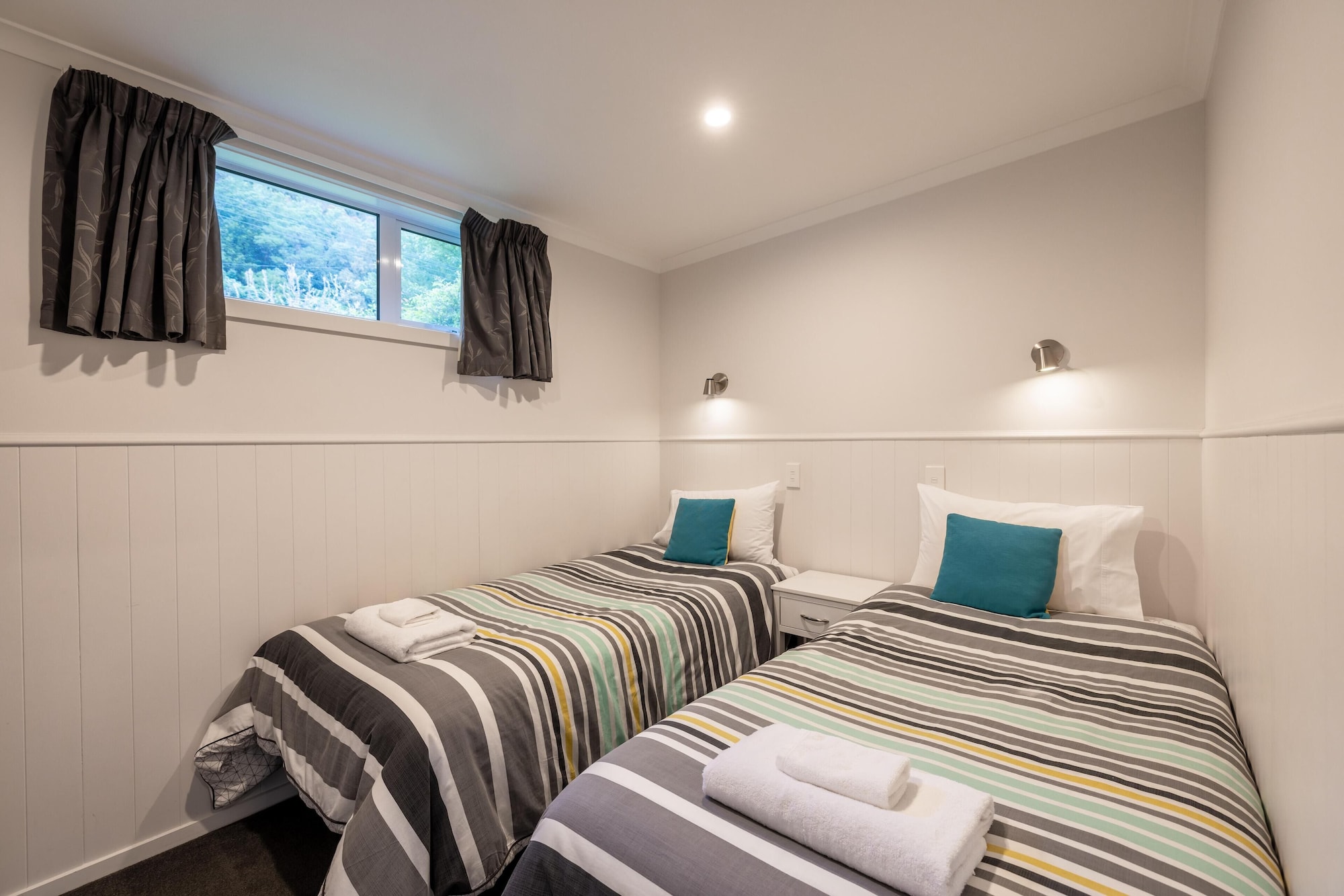 1 Bedroom, Motel, Queen and Twin Beds
