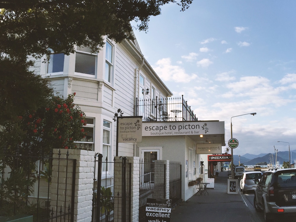Escape To Picton 6/63