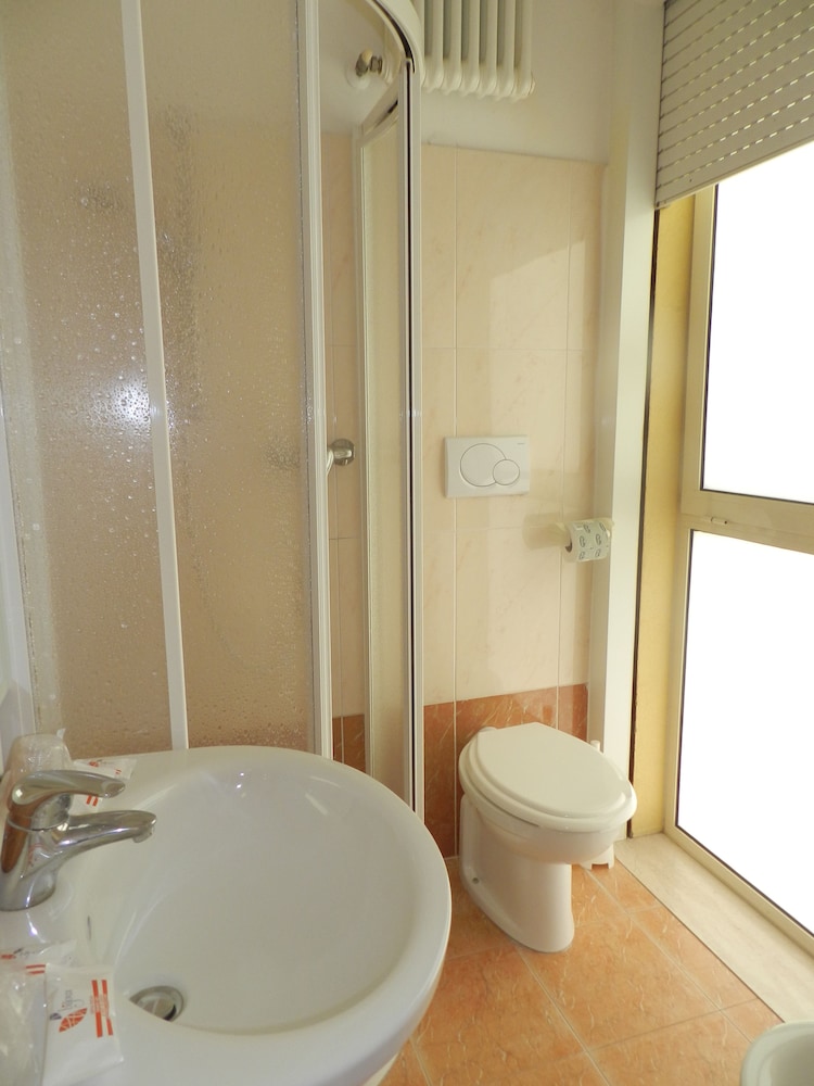 ROOM, DOUBLE BED